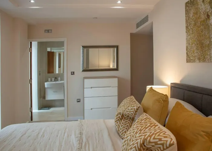 Westminster 2 Bed 2 Bath Apartment