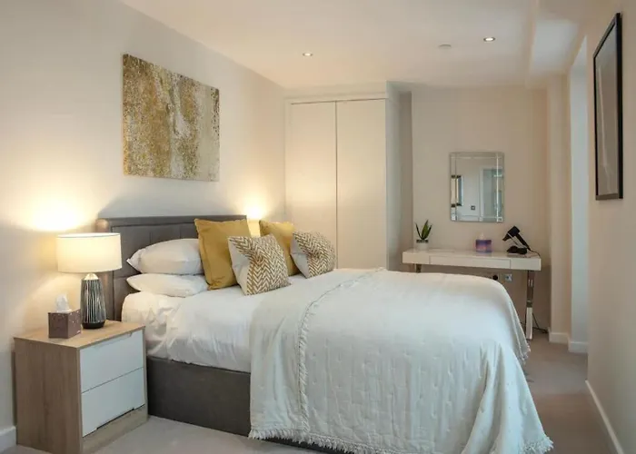 Westminster 2 Bed 2 Bath Apartment